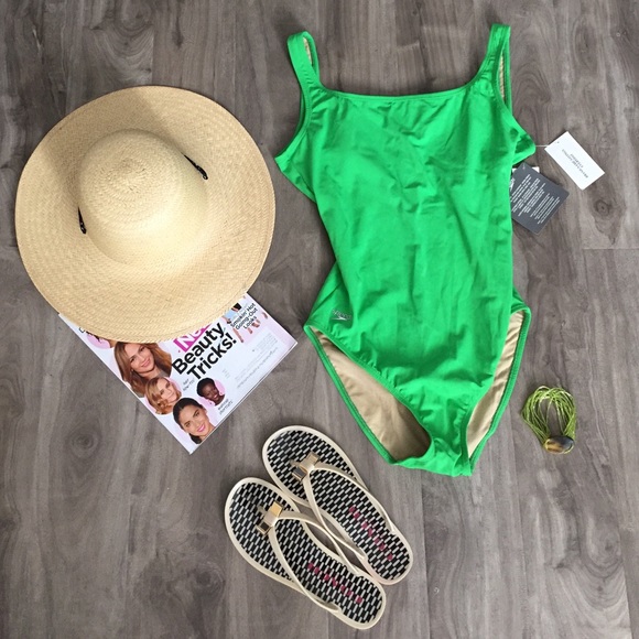 Swimsuit w/gift! 🎉 HP