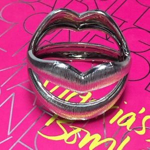Plastic Silver Lips Cuff Bracelet 💋 NWOT