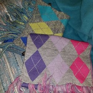 2 scarfs