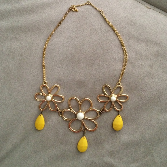 Banana republic flower necklace