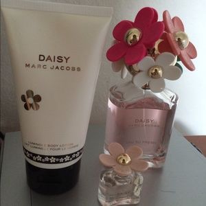 🌺Marc Jacobs Daisy perfume set 🌺