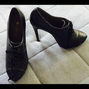 Have-to-have RESTRICTED Halloween black platforms!