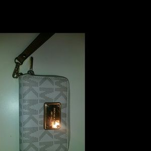 Michael kors essential zip phone wallet