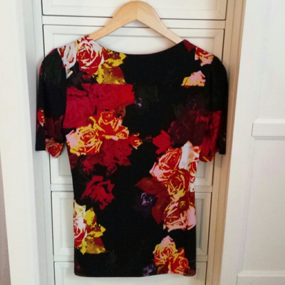 🌸Sold🌸NWT-short sleeve drape neck rose print top - Picture 2 of 3