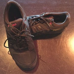 Aasics ladies black sneaker size 8 never worn.