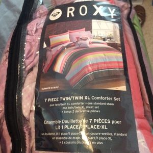 Roxy twin/twin XL bed set