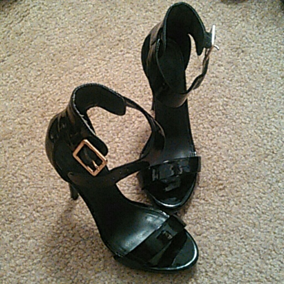 ***Black high heels***