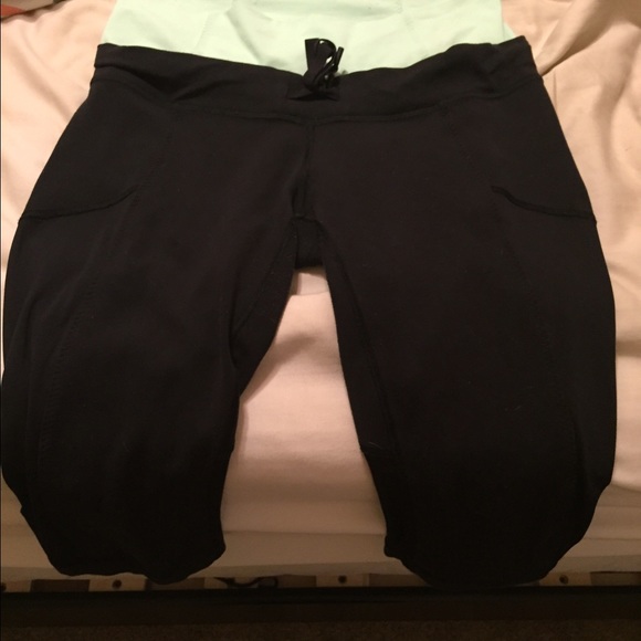 Lulu lemon mint colored yoga crop pants!