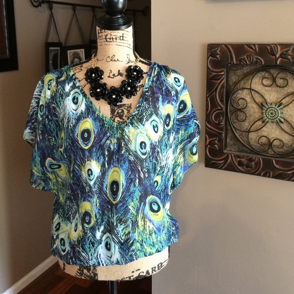 🚫sold bundle 🚫Peacock print polyester blouse