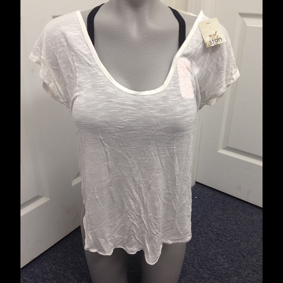 Open back white crop top. Great w/a bralette - Picture 3 of 4