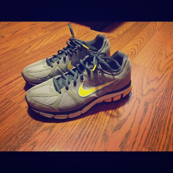 LIVESTRONG Nike running shoes 💛💛