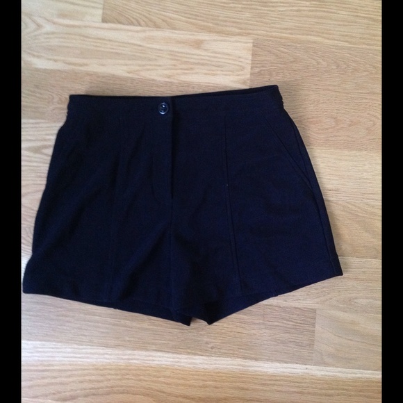 Black high wasted papaya shorts