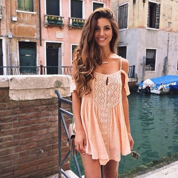 Lulus Dresses & Skirts - 🆕Lulus Cold Shoulder Ruffle Sleeve Dress