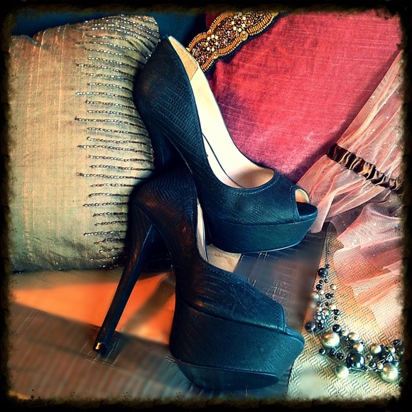 πBlack STEVEN by Steve Madden Heels - Picture 2 of 4