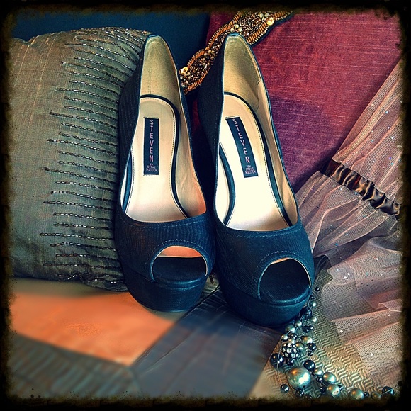 πBlack STEVEN by Steve Madden Heels - Picture 3 of 4