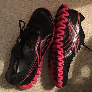 Reebok size 8.5 womans blk/red