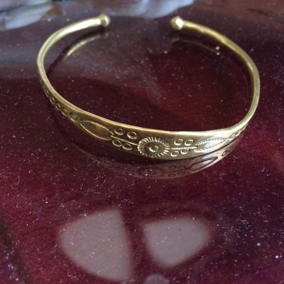 Jewelry - Cuff Bracelet in Gold-Tone