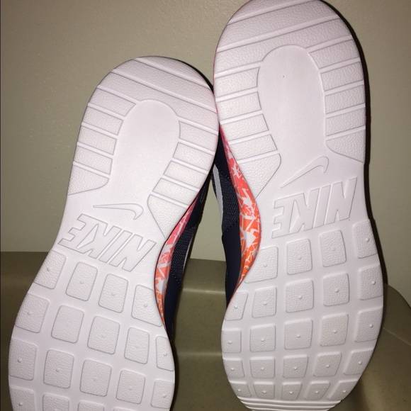 ❌SOLD❌Women's Nike Kaisha - Picture 3 of 3