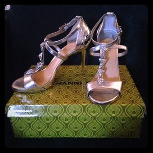 Authentic Gianni Bini metallic silver heels