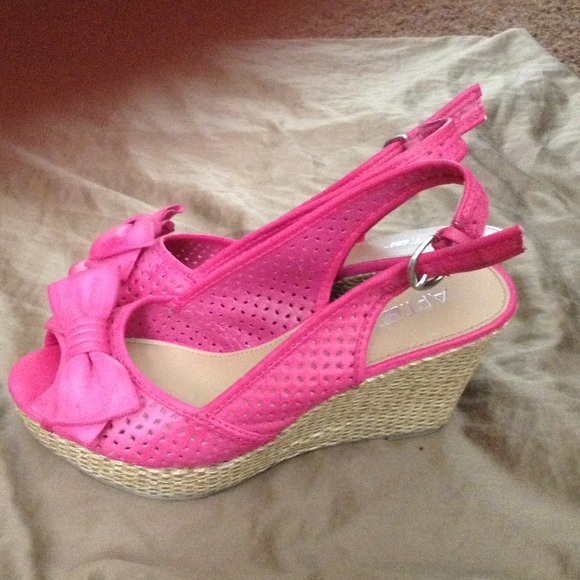 SUPER CUTE HOT PINK PEEP TOE WEDGES - Picture 2 of 3