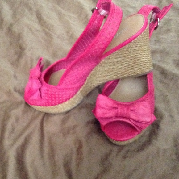 SUPER CUTE HOT PINK PEEP TOE WEDGES - Picture 3 of 3