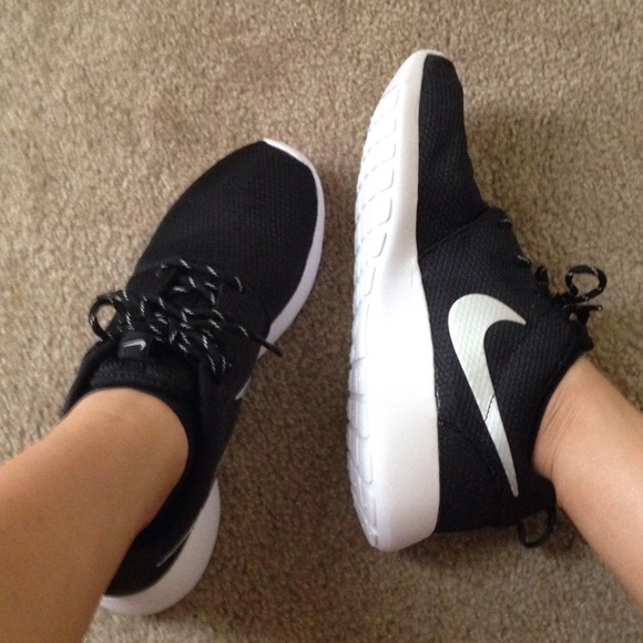 ❗️SOLD❗️Black Nike Roshe Run Womens - Picture 3 of 4
