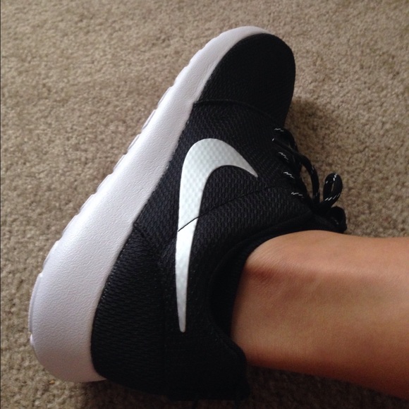 ❗️SOLD❗️Black Nike Roshe Run Womens - Picture 4 of 4
