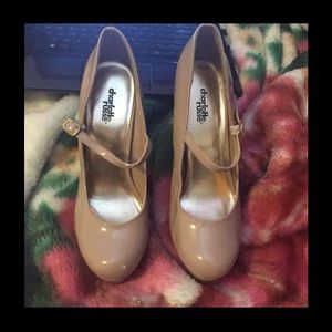 Nude maryjane pumps!