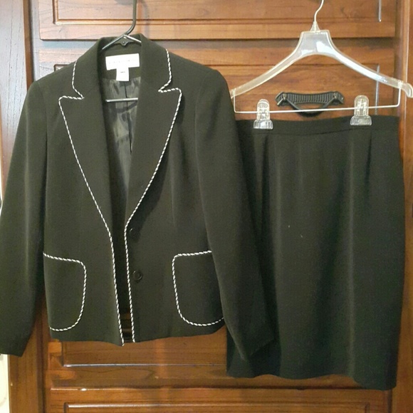 Skirt suit