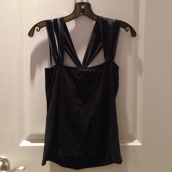 Elegantly black top with rhinestone brooch! - Picture 2 of 4