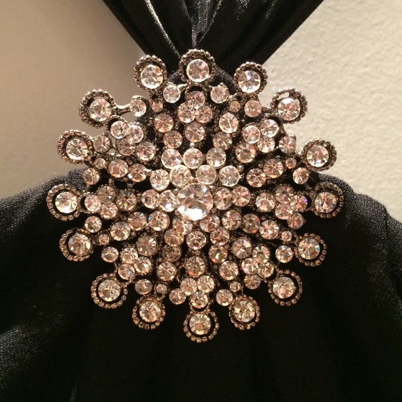 Elegantly black top with rhinestone brooch! - Picture 3 of 4