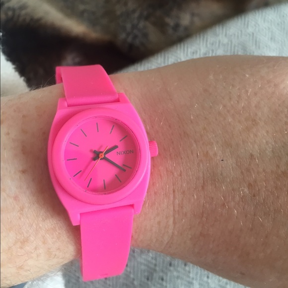 Nixon Small Time Teller in hot pink
