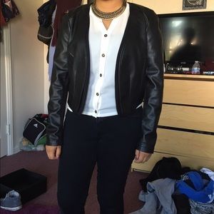 Crop, long-sleeved black leather jacket