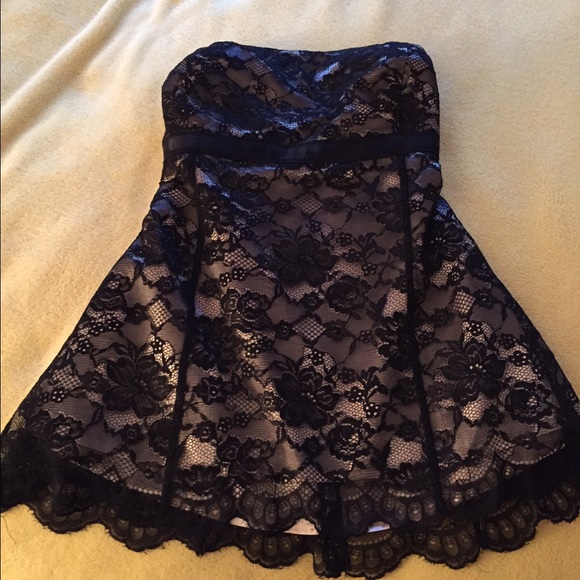 Stunning strapless lace top! ⭐️sale