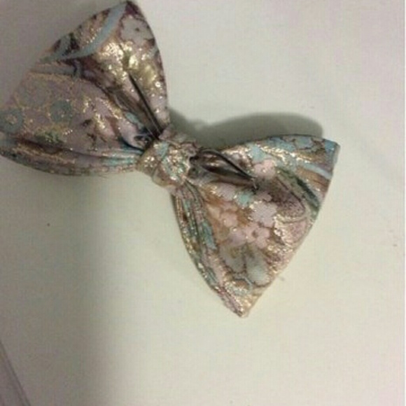 Bow tie with clip