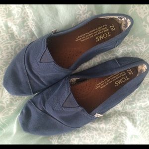 Barely worn Navy Blue TOMS
