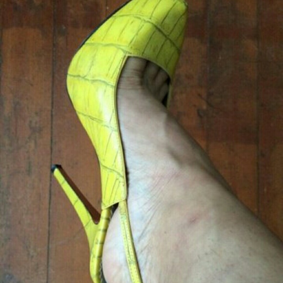 Croc pumps in yellow by report signature