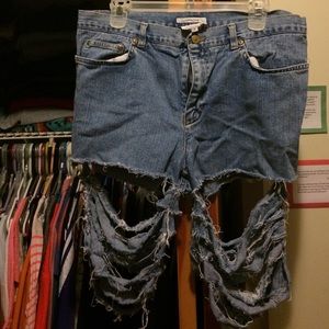 High waist destroyed shorts