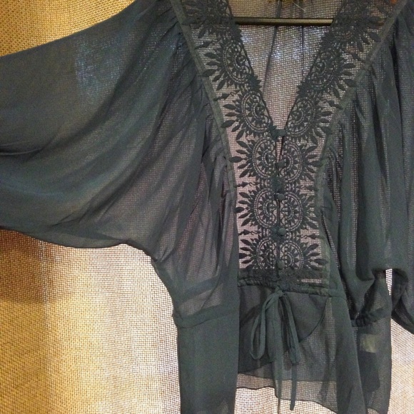 🎀SOLD in a bundle🎀Gorgeous, lace top - Picture 2 of 4