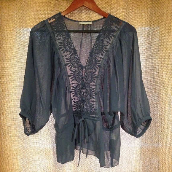 🎀SOLD in a bundle🎀Gorgeous, lace top - Picture 3 of 4