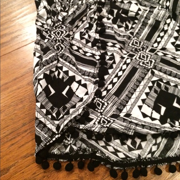 🚫SOLD IN BUBDLE🚫NWT Black & White Print Shorts! - Picture 2 of 3