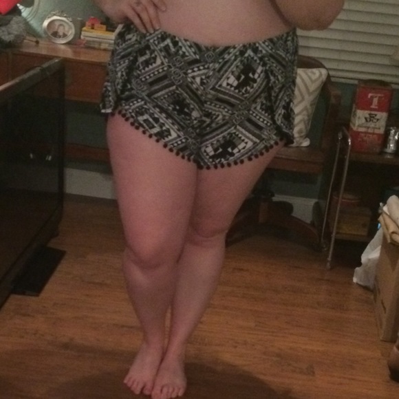 🚫SOLD IN BUBDLE🚫NWT Black & White Print Shorts! - Picture 3 of 3