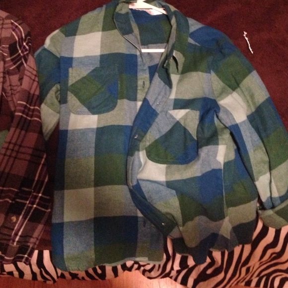 Bundle of 2 flannels - Picture 3 of 3
