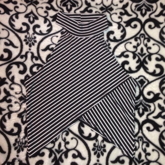 turtleneck crop top, great side boob look