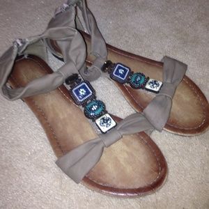Flat sandals