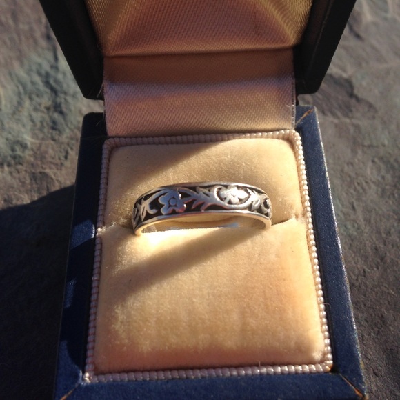 SOLD Vintage Sterling floral vine carved band ring - Picture 3 of 3