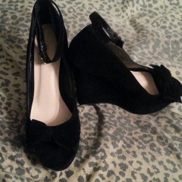 Black open toe wedge