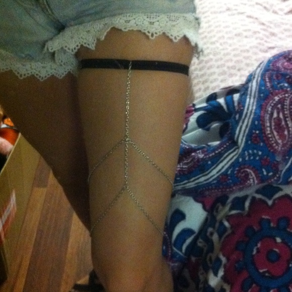 Leg chain garter