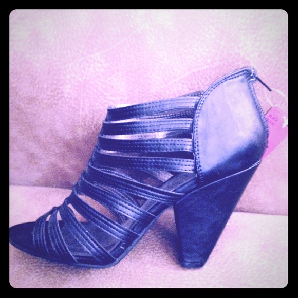Ladies new black heels.