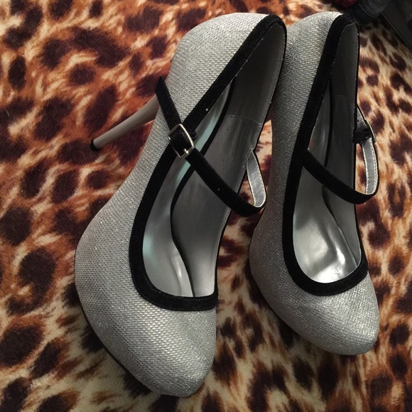 Qupid silver glitter pumps w/ black trimming - Picture 2 of 4